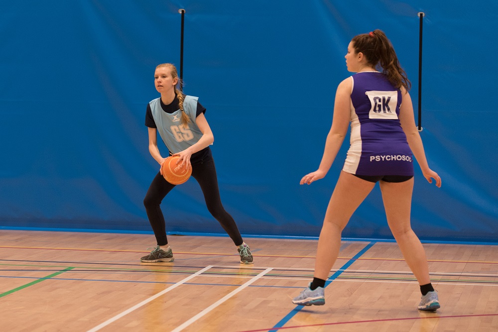 girl throwing a netball