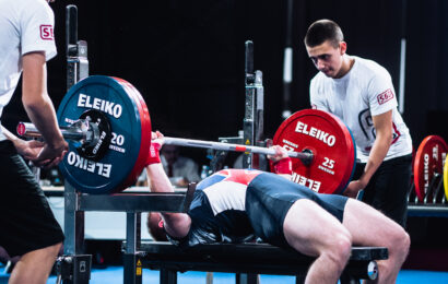 Image of Andrew Ward bench pressing at a championship